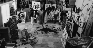 Foto por Alfredo Melgar, no ateliê, 1980. Da esquerda para direita, o pintor cubano Baruj Salinas, o poeta francês Jacques Dupin, o escritor cubano Carlos Franqui, Joan Miró e o diretor da Bienal de Venezia, Luigi Carluccio. (divulgação)